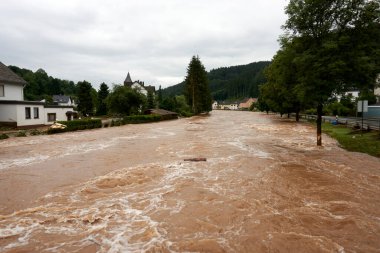Temmuz 2021 'de Eifel' deki Muerlenbach 'ta Kyll sel baskını.