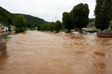 Temmuz 2021 'de Eifel' deki Muerlenbach 'ta Kyll sel baskını.