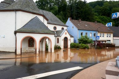 Temmuz 2021 'de Eifel' deki Muerlenbach 'ta Kyll sel baskını.