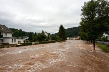 Temmuz 2021 'de Eifel' deki Muerlenbach 'ta Kyll sel baskını.