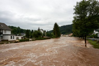 Temmuz 2021 'de Eifel' deki Muerlenbach 'ta Kyll sel baskını.