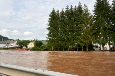 Temmuz 2021 'de Eifel' deki Muerlenbach 'ta Kyll sel baskını