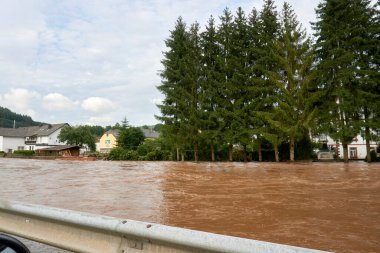 Temmuz 2021 'de Eifel' deki Muerlenbach 'ta Kyll sel baskını