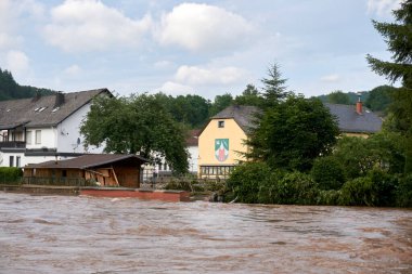 Temmuz 2021 'de Eifel' deki Muerlenbach 'ta Kyll sel baskını
