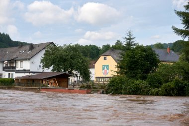Temmuz 2021 'de Eifel' deki Muerlenbach 'ta Kyll sel baskını