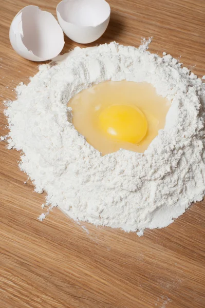 Flour with yolk — Stock Photo, Image