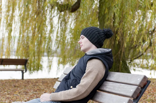 Man sits on the bench — Stock Photo, Image