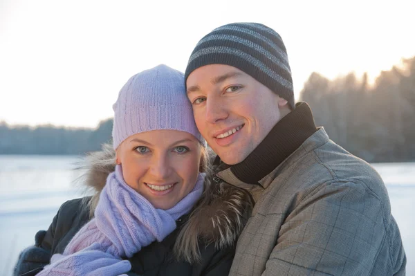 Hombre y mujer sonrientes a la luz del sol —  Fotos de Stock