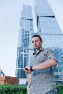 Adam saati kontrol ediyor.