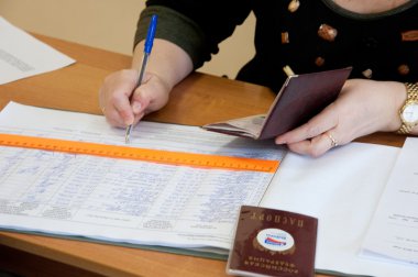 kadın seçmenlerin adlarını not defterinde seçimi üzerinde yazmak