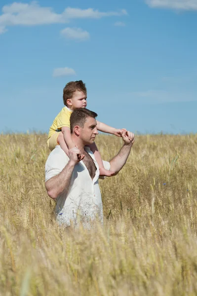 Dad and son going in the field — Stock Photo, Image