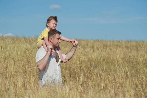 Dad and son going in the field — Stock Photo, Image