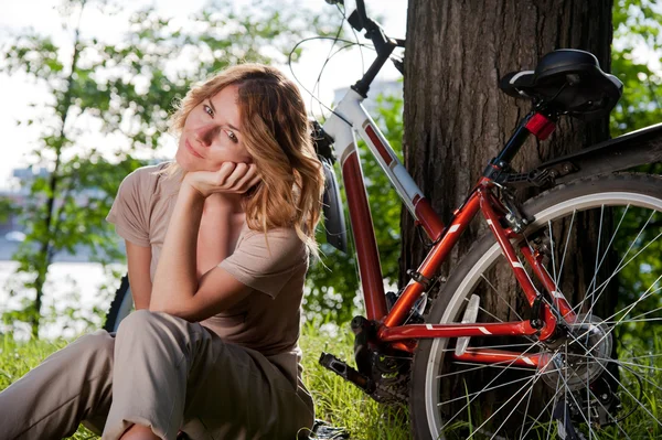 ผู้หญิงที่มีจักรยาน — ภาพถ่ายสต็อก