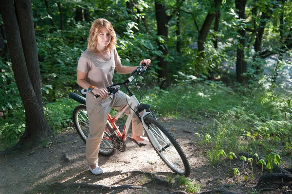 Dziewczyna obiekcie z rowerem — Zdjęcie stockowe