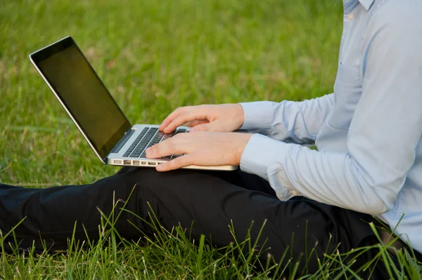 Zakenman met laptop — Stockfoto