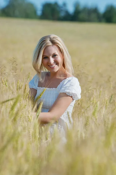 Mutlu bir kadın bir çayırda — Stok fotoğraf