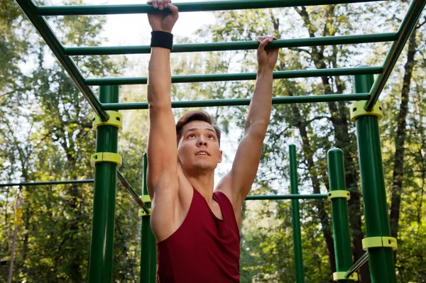 Mladý muž dělá fitness cvičení — Stock fotografie