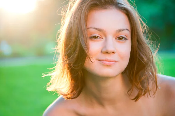 Portrait de belle femme souriante et charmante — Photo