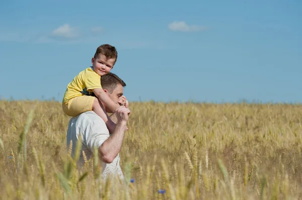Baba ve oğlu alanında gidiyor
