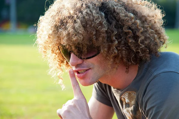 Jonge kerel met vinger op zijn lippen — Stockfoto