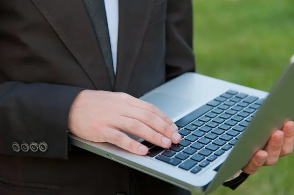 Zakenman met laptop — Stockfoto