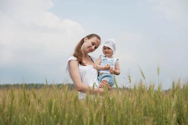 Schöne lächelnde Frau mit Kind — Stockfoto