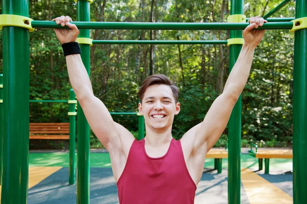 Ung man gör fitness motion — Stockfoto