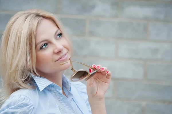 La donna pensa a qualcosa. — Foto Stock