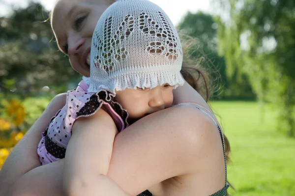 Woman holds child — Stock Photo, Image