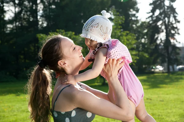 Woman holds daughter — Stock Photo, Image