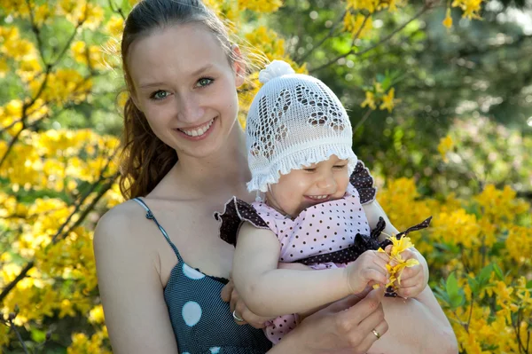 Woman holds daughter — Stock Photo, Image