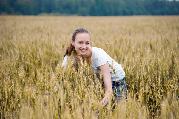 Portret van mooie lachende vrouw — Stockfoto