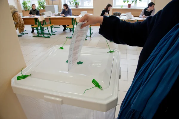 Une femme a mis son bulletin de vote dans l'urne — Photo