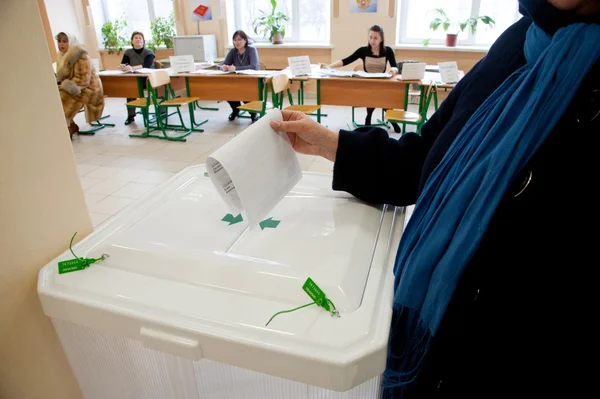 Une femme a mis son bulletin de vote dans l'urne — Photo