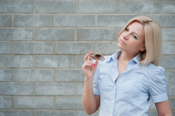 La donna pensa a qualcosa. — Foto Stock