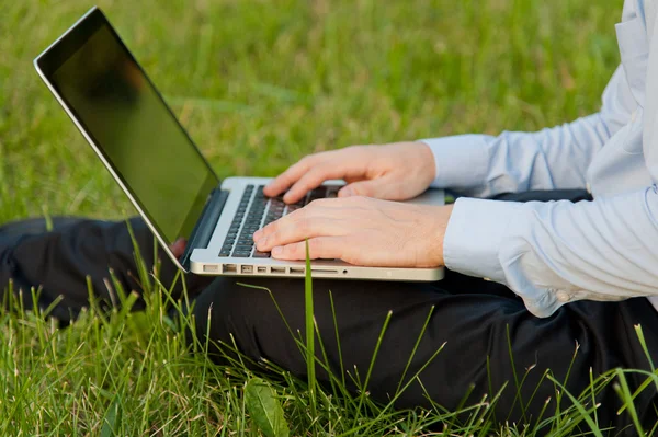 Zakenman met laptop Rechtenvrije Stockafbeeldingen