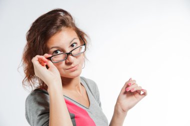 gözlük gülümseyen kız