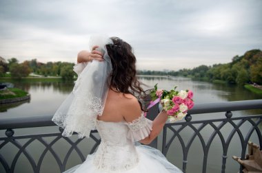 Güzel gelin düğün gününde poz veriyor