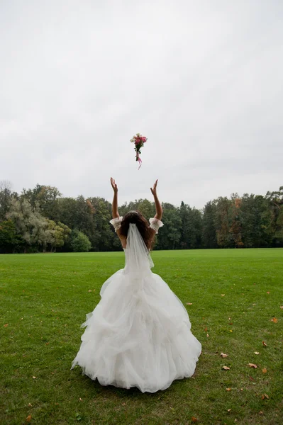 新娘抛花束 — 图库照片