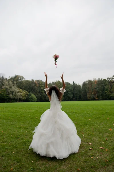 Bride tossing bouquet — Stock Photo, Image