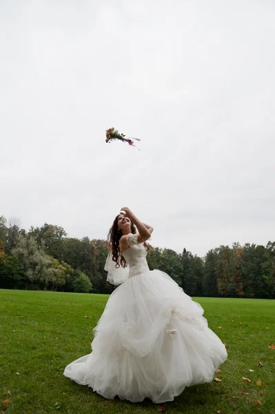 Bride tossing bouquet — Stock Photo, Image