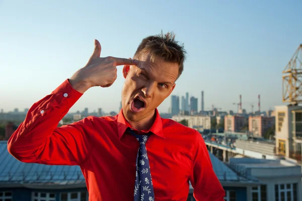 Un uomo in camicia rossa — Foto Stock