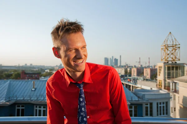 Un uomo in camicia rossa — Foto Stock