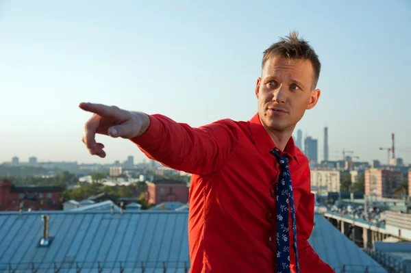 Een man in een rood shirt — Stockfoto