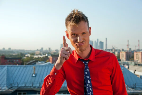 Un uomo in camicia rossa — Foto Stock