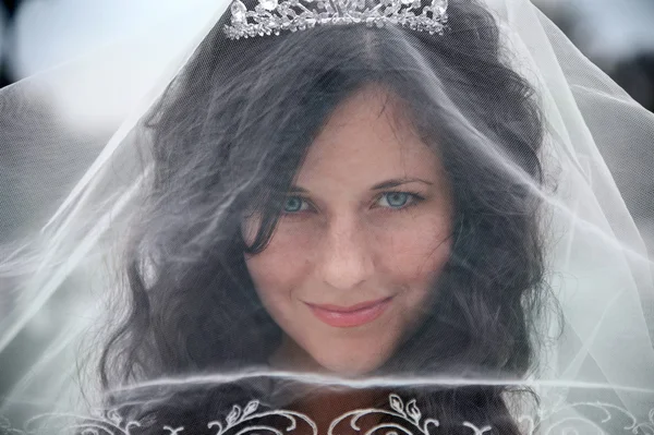 Schöne Braut posiert am Hochzeitstag — Stockfoto