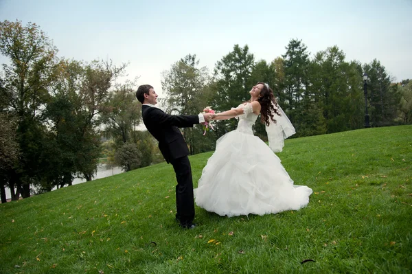 Frisch verheiratetes Paar tanzt auf Feld — Stockfoto