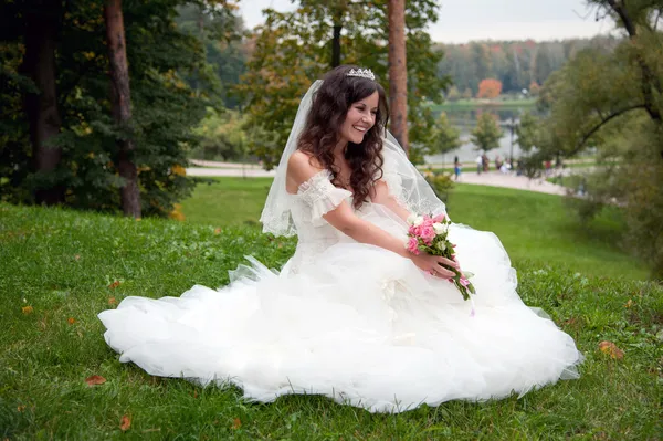 Красивая невеста позирует в день своей свадьбы — стоковое фото