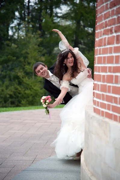 Lustige Braut und Bräutigam — Stockfoto