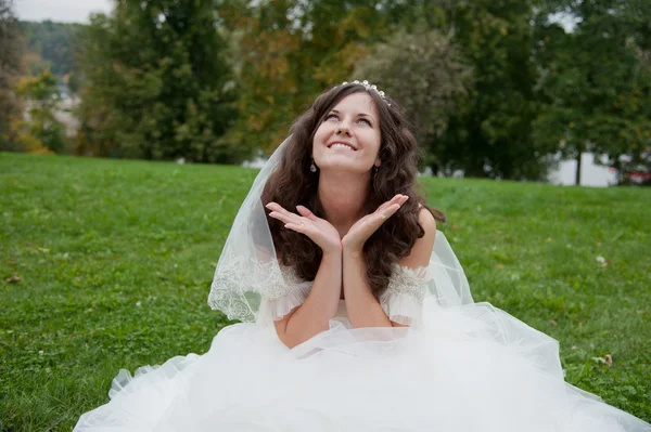 Mooie bruid poseren in haar trouwdag — Stockfoto